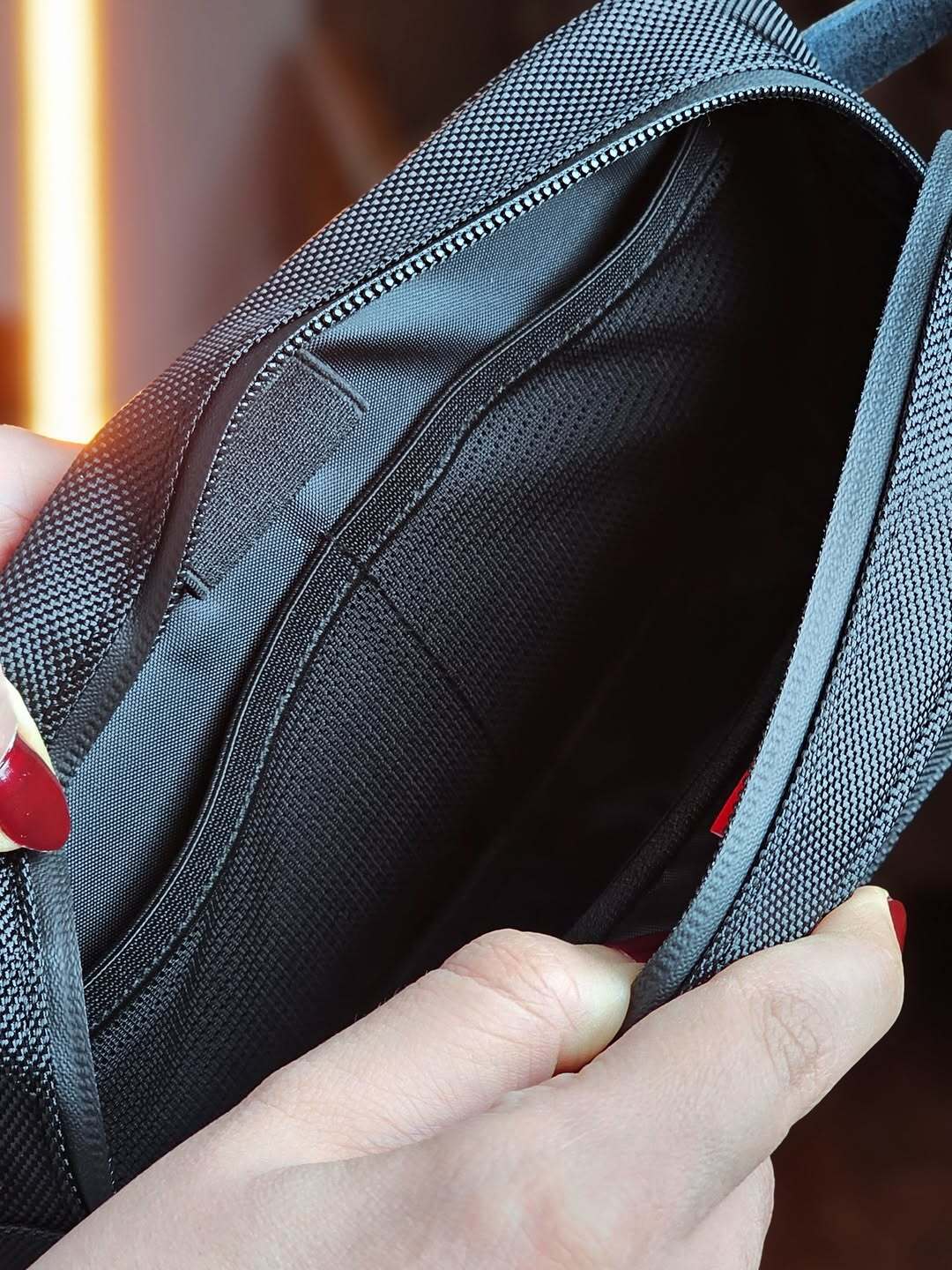 Sacoche / حقيبة يد محمولة مع قفل برقم سري