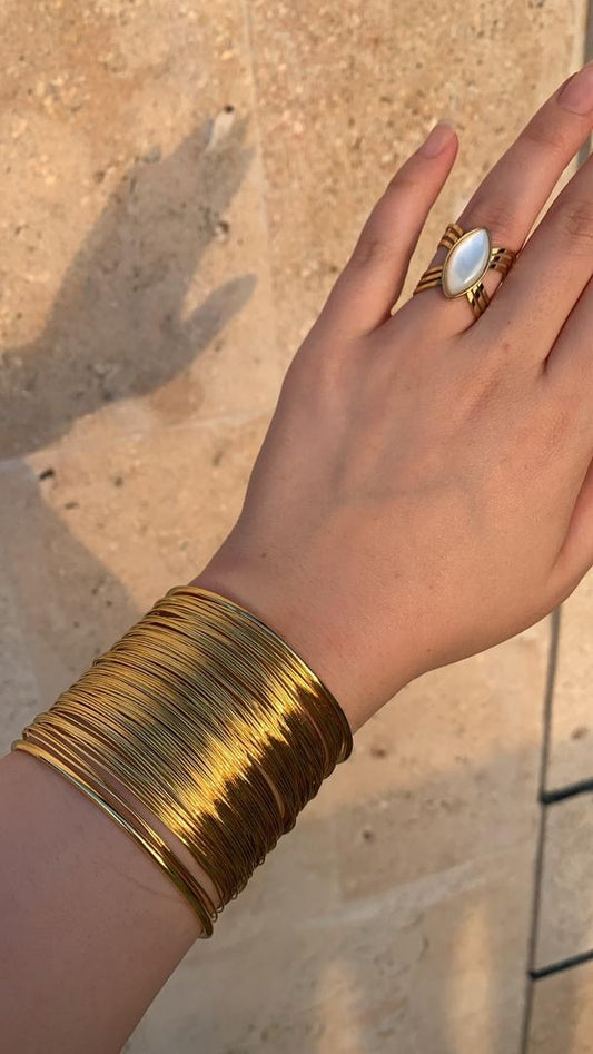 Manchette 
Et La bague avec une pierre naturelle nacré