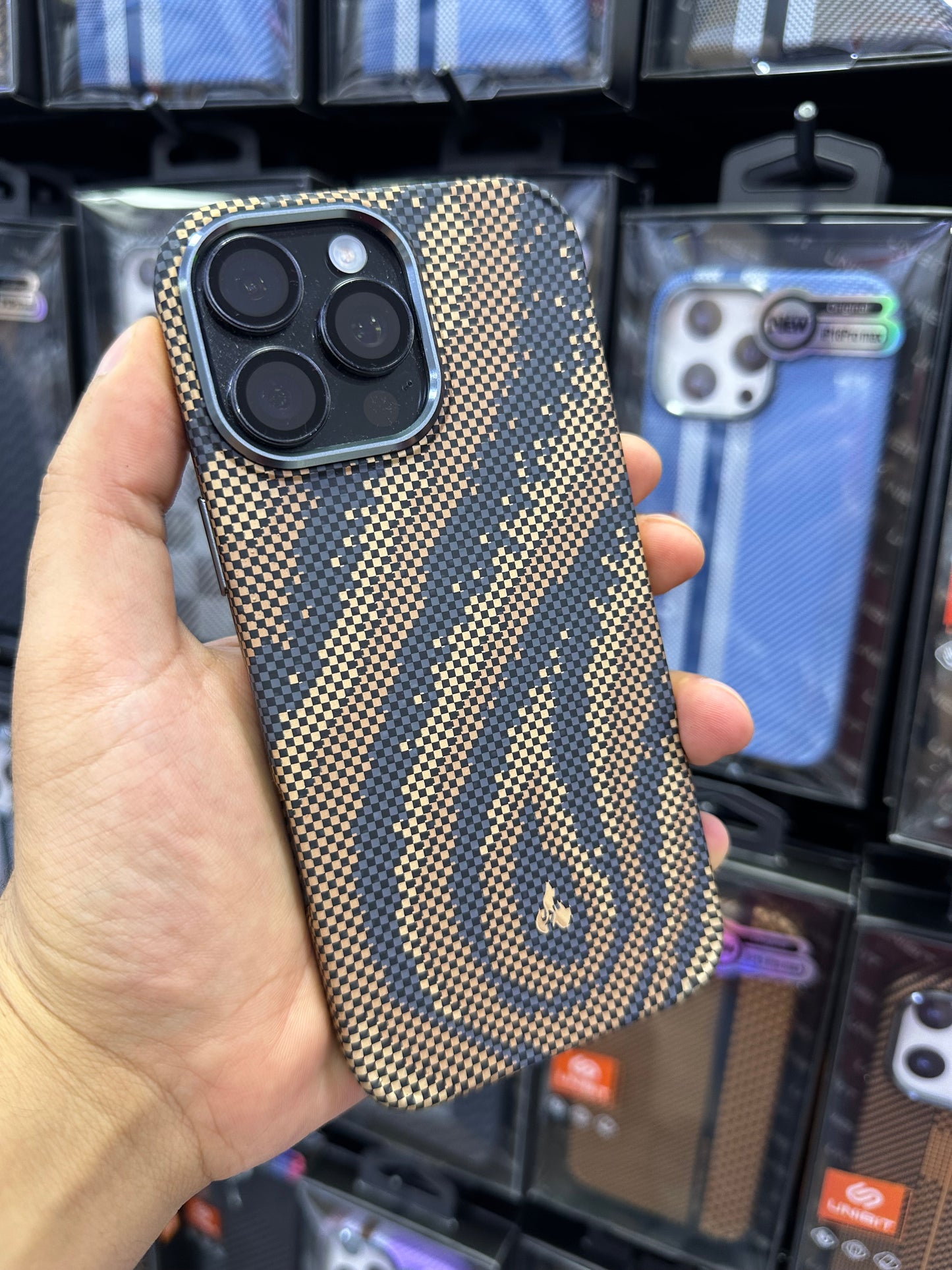 CASE CARBON
