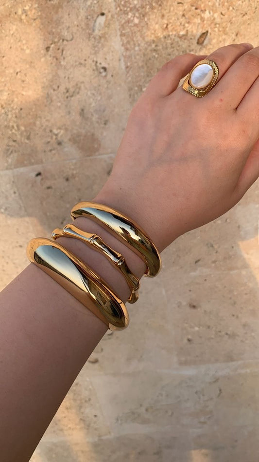 ✅Les bracelets chunky 
✅La bague avec une pierre naturelle nacré